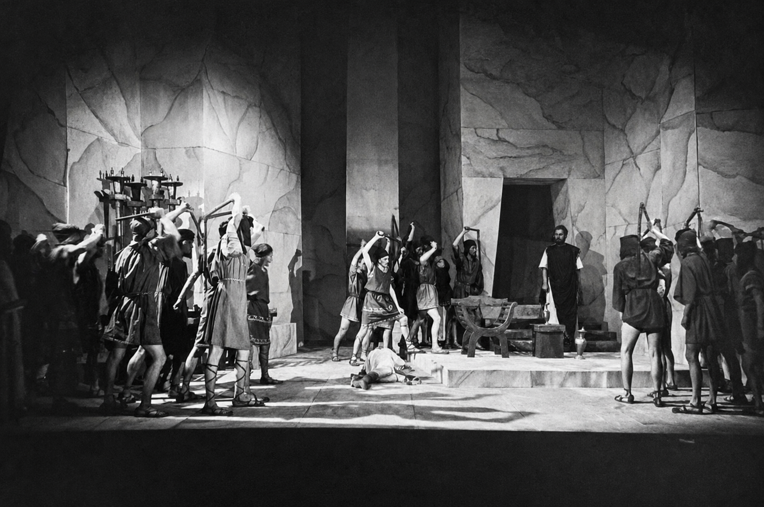 Gesellschaftsstück in vier Akten (The Leather Heads) — Neues Theater